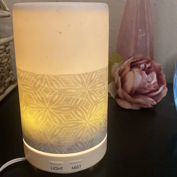 π Gorgeous Ceramic essential oil diffuser mist & light - 2 settings - like new π - Picture 1 of 4